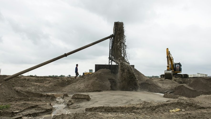Une excavatrice extrait du sable au bord du Mékong, le 31 mai 2016. "Nous avons maintenant beaucoup de clients chinois. Ils construisent d'immenses immeubles dans Vientiane, alors ils ont besoin de beaucoup de sable et de galets