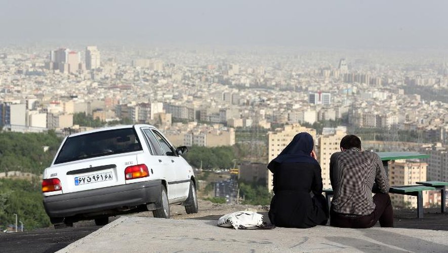 Un couple assis dans un quartier périphérique de Téhéran, le 7 juin 2014