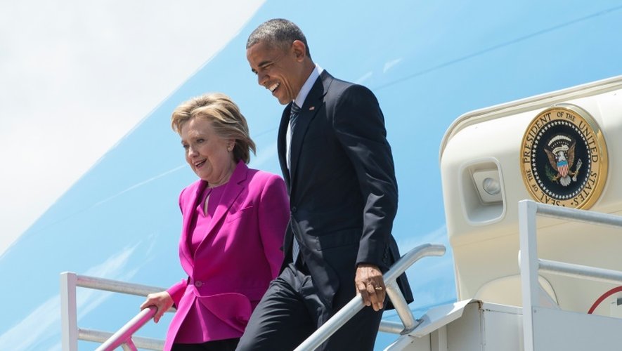 Barack Obama et Hillary Clinton quittent l'avion présidentielle Air Force One à Charlotte en Caroline du Nord le 5 juillet 2016