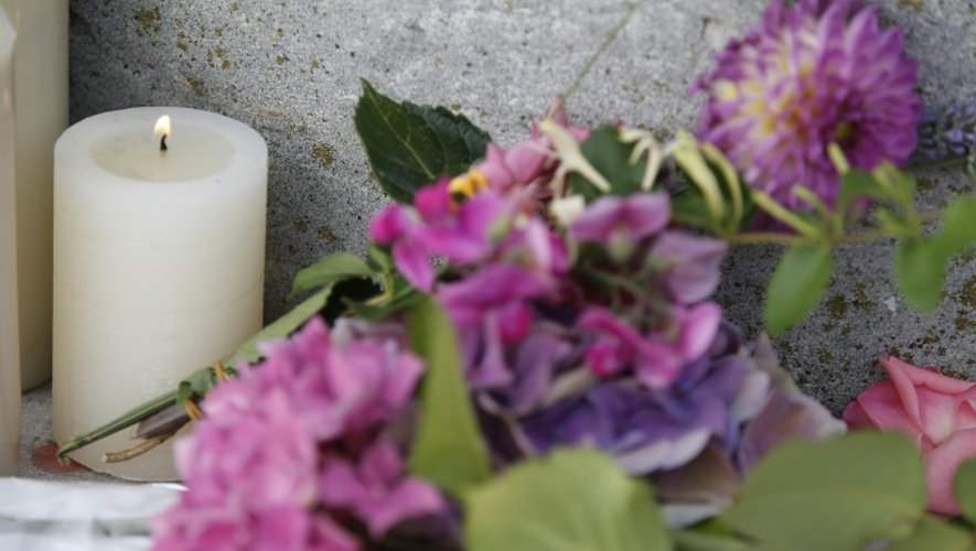 Fleurs et bougies devant la mairie en hommage au prêtre assassiné, le 26 juillet 2016 à Saint-Etienne du Rouvray