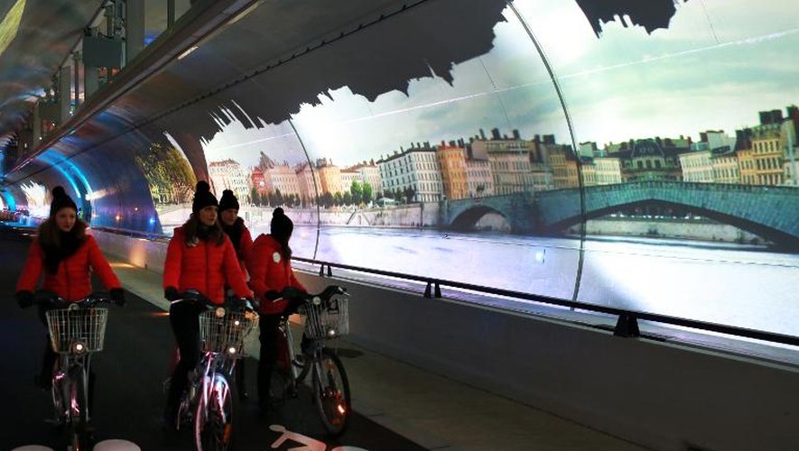 Des cyclistes roulent dans le nouveau tunnel construit à Lyon pour les piétons, les vélos et les bus, le 5 décembre 2013, jour de l'inauguration