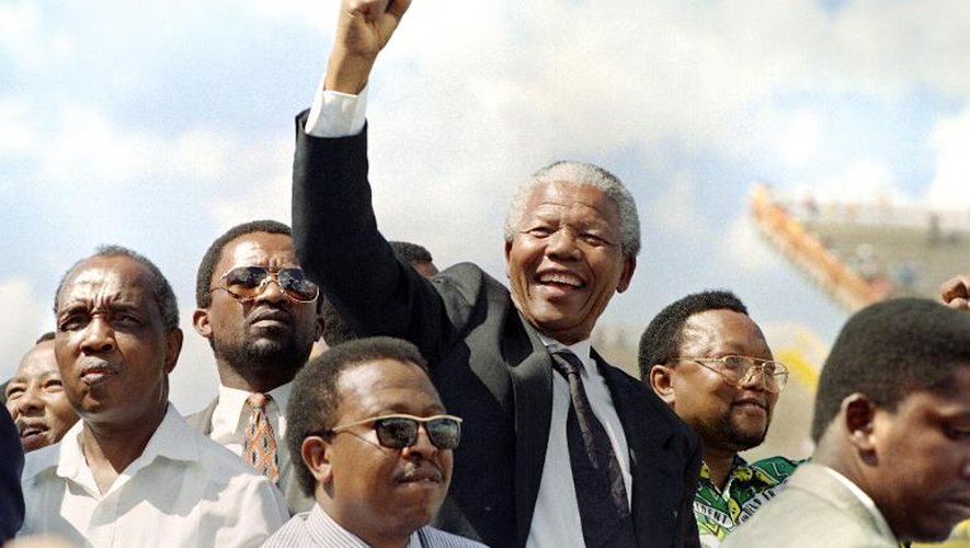 Nelson Mandela parmi ses supporters lors d'un meeting électoral à Mmabatho, le 15 mars 1994, avant les élections générales du 27 avril 1994
