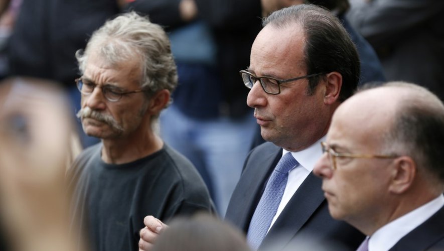Hubert Wulfranc, avec François Hollande et Bernard Cazeneuve devant le parvis de sa mairie le 26 juillet 2016 à Saint-Etienne-du-Rouvray