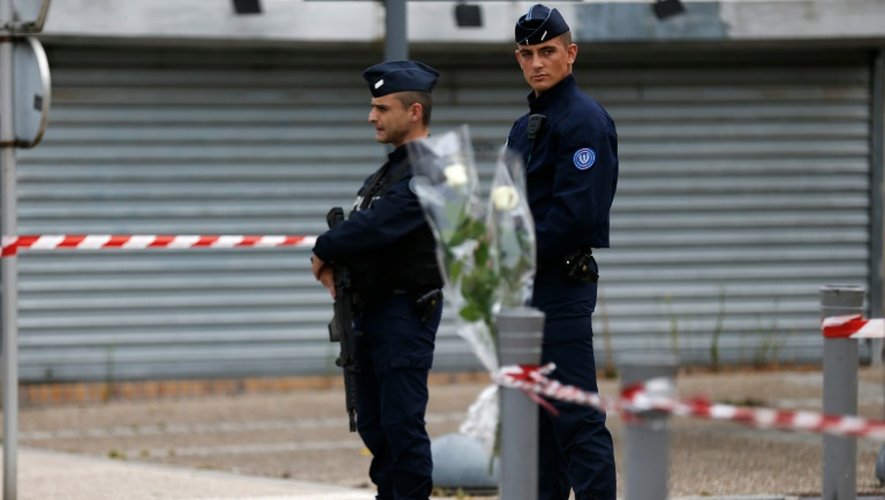 Des policiers déployés le 27 juillet 2016 à Saint-Etienne-du-Rouvray