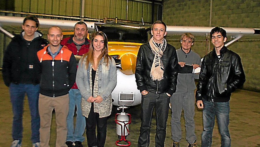Camille, ici avec l’équipe de jeunes de l’aéro-club Av’Airon de Rodez.
