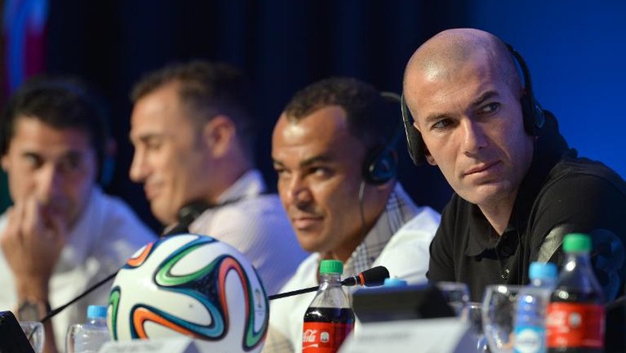 (g-d) Les joueurs de légende l'Espagnol Fernando Hierro, l'Italien Fabio Cannavaro, le Brésilien Cafu et le Français Zinedine Zidane, lors d'une conférence de presse à la veille du tirage au sort pour le Mondial-2014, le 5 décembre 2013