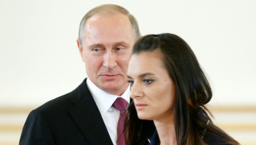 La perchiste russe Yelena Isinbayeva (d) et le président Vladimir Poutine lors de la réception au Kremlin de la sélection olympique russe pour Rio, le 27 juillet 2016