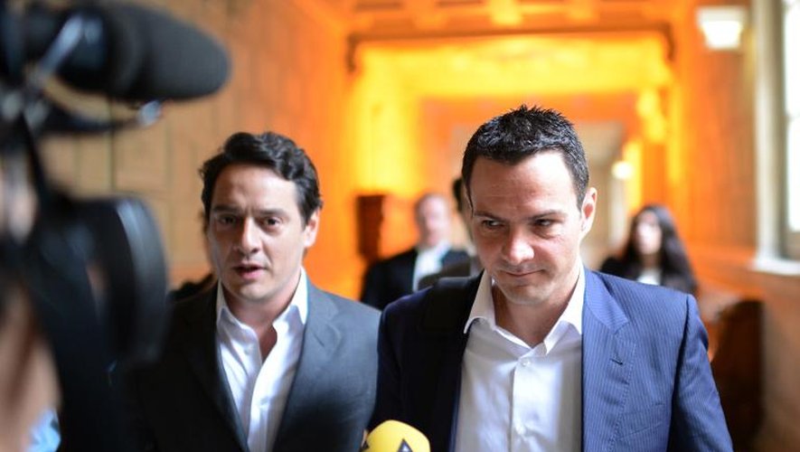 L'ex-trader de la Société générale Jérôme Kerviel (d)  et son avocat David Koubbi (g) arrivent au tribunal à Paris le 4 juin 2012