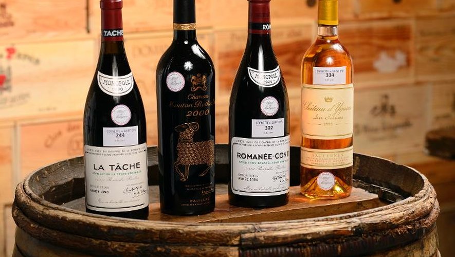 Des bouteilles de vin français issues de la cave de Matignon sont présentées à Issy-les-Moulineaux le 3 décembre 2013