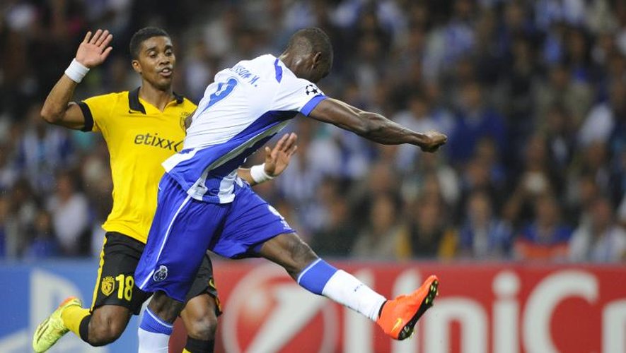 L'attaquant du FC Porto Jackson Martinez (centre) tire au but devant le défenseur de Lille Franck Beria le 26 août 2014 à Porto