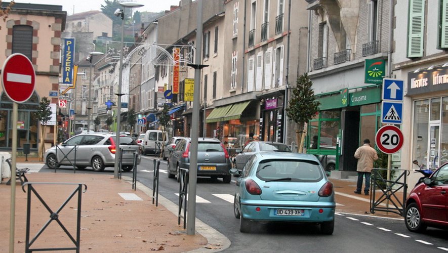 La "nouvelle" rue Cayrade, ouverte voilà une semaine,
est globalement appréciée des commerçants et des usagers.