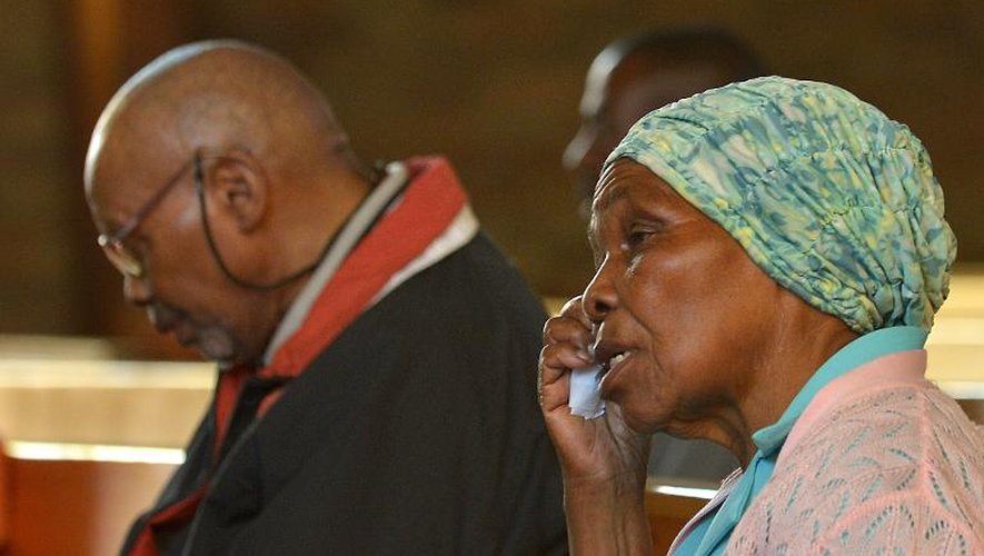 Des habitants de Soweto se recueillent lors d'une messe à la mémoire de Nelson Mandela, le 6 décembre 2013 à l'église Regina Mundi