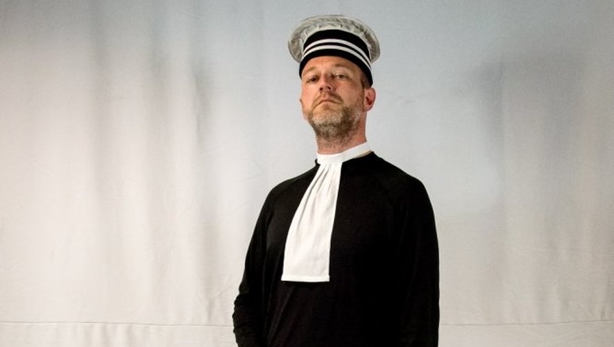 Quentin Muller dans le rôle du procureur Juin de Siran.
