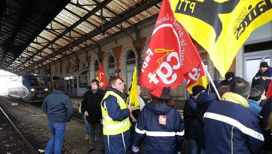 Jeudi 5 décembre, en gare de Rodez, les postiers en grève ont retardé le départ du train pour Carmaux. Un préavis de grève étendu à l'Aveyron a été lancé pour le 12 décembre.