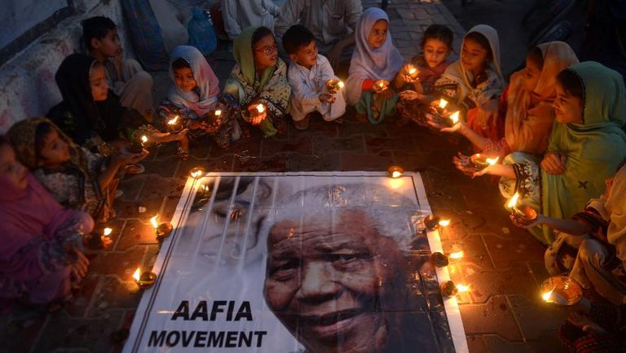 Des écoliers pakistanais rendent hommage à Nelson Mandela à Karachi, le 6 décembre 2013
