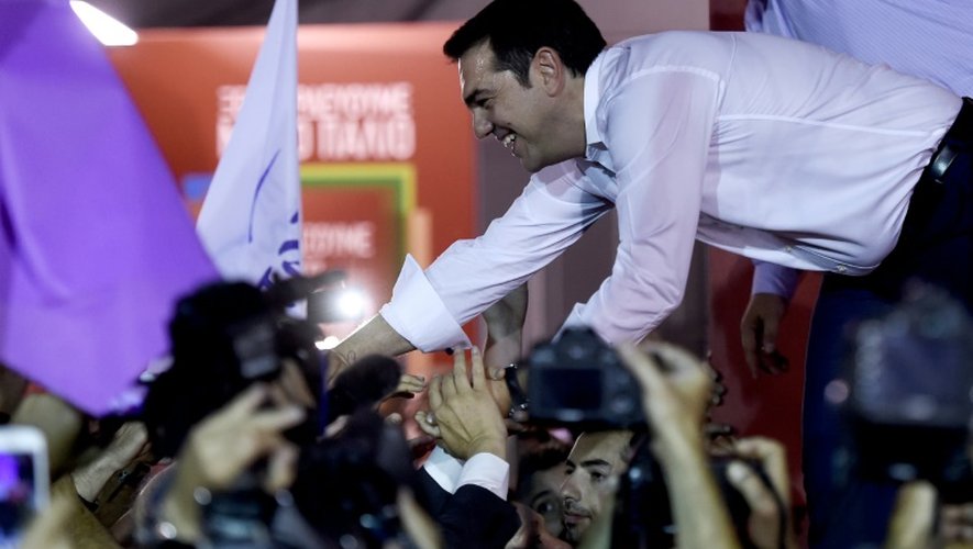 Alexis Tsipras salue ses partisans le 20 septembre 2015 au siège de son parti Syriza à Athènes
