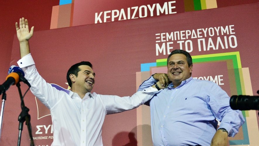 Alexis Tsipras leader de Syriza salue la foule avec Panos Kamenos dirigeant du parti de droite ANEL, au siège du parti Syriza à Athènes le 20 septembre 2015