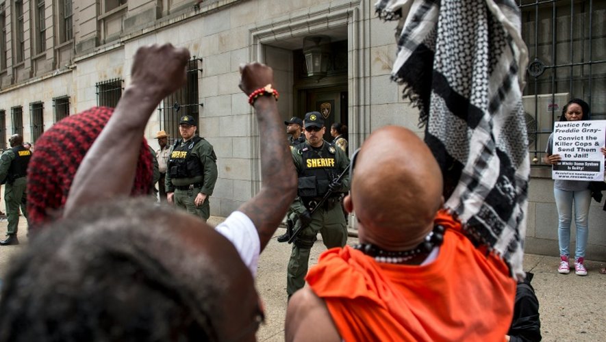 Des manifestants protestent contre l'acquittement d'un policier impliqué dans l'homicide de Freddie Gray, devant le tribunal de Baltimore (Maryland), le 23 mai 2016