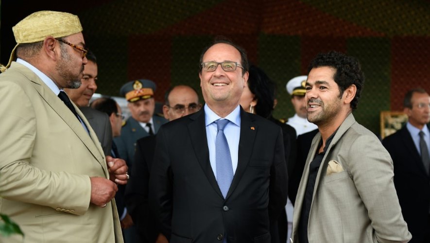 (de G à D): le roi du Maroc Mohammed VI, le président François Hollande et le comique Jamel Debbouze partagent un moment de détente à Tanger le 20 septembre 2015