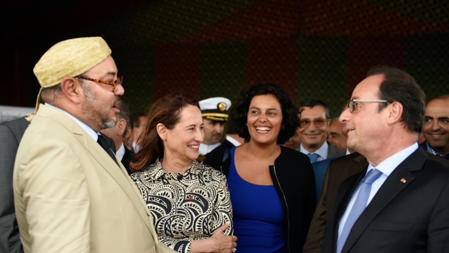 (de G à D): le roi du Maroc Mohammed VI, la ministre de l'Ecologie Ségolène Royal, la ministre du travail Myriam El Khomri et le président François Hollande à Tanger, le 20 septembre 2015