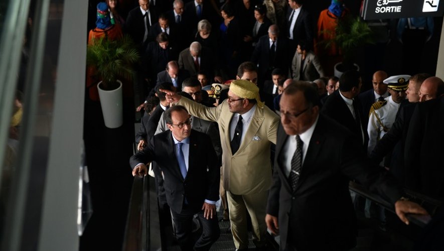 Le président François Hollande et le roi du Maroc Mohammed VI visitent le port de Tanger le 20 septembre 2015