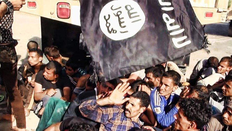 Photo publiée par le site jihadiste Welayat Salahuddin le 14 juin 2014 montrant de présumés prisonniers irakiens aux mains des soldats de l'Etat islamique