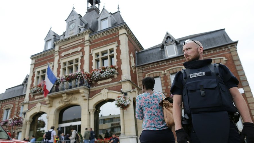 Un policier devant la mairie de Saint-Etienne-du-Rouvray, le 26 juillet 2016