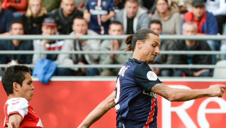 Le Parisien Zlatan Ibrahimovic à la lutte avec le Rémois Franck Signorino, le 19 septembre 2015 à Reims