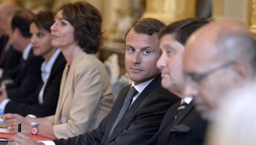 Le nouveau ministre de l'Economie Emmanuel Macron (c) lors du premier conseil des ministres du gouvernement Valls 2, le 27 aout 2014 à l'Elysée
