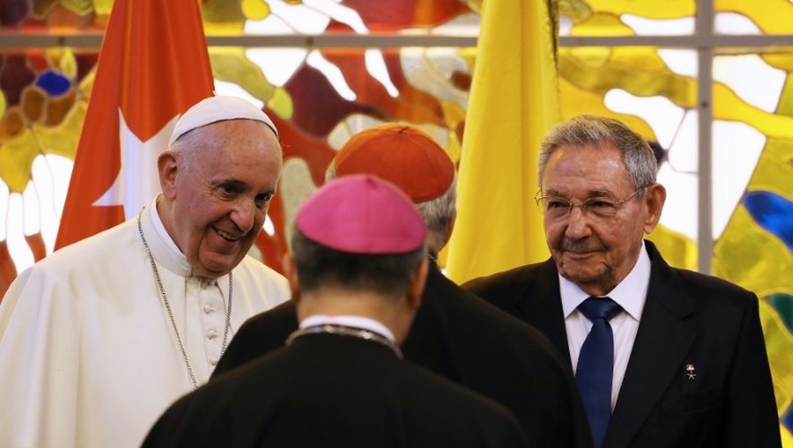 Le pape François, le président cubain  Raul Castro et des cardinaux, place de la Révolution le 20 septembre 2015 à La Havane