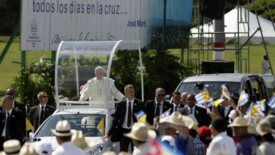 Le pape François arrive pour célébrer une messe en plein air devant plusieurs dizaines de milliers de cubains à Holguin, le 21 septembre 2015