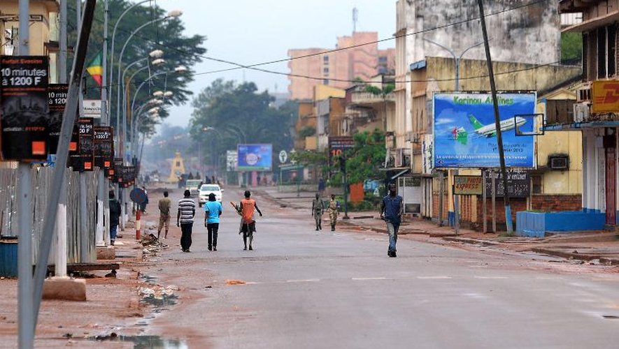 Des habitants dans les rues de Bangui, le 6 décembre 2013 en Centrafrique