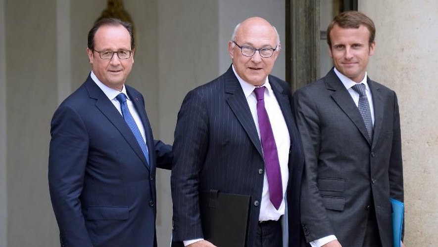 François Hollande avec son ministre des Finances Michel Sapin (c) et le nouveau ministre de l'Economie Emmanuel Macron (d), à la sortie du Conseil des ministres, le 27 août 2014