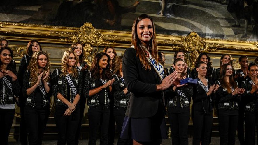 Marie Lorphelin (g), Miss France 2013, et les candidates au titre de Miss France 2014, le 23 novembre 2013 à la mairie de Dijon