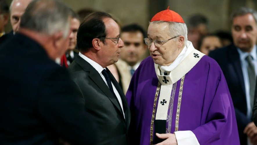 François Hollande s'entretient avec  l'archevêque de Paris le  cardinal André Vingt-trois (d) avant la messe en hommage au prêtre tué de Saint-Etienne-de-Rouvray, le 27 juillet 2016 à Notre Dame de Paris