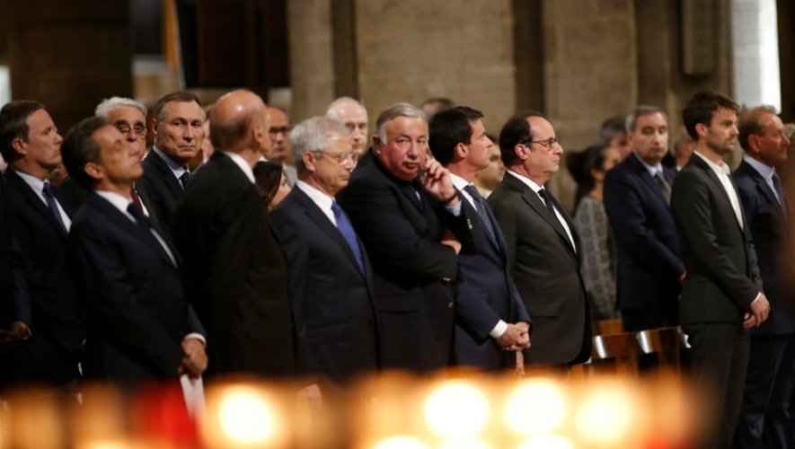 Le président François Hollande avec des membres du gouvernement et d'anciens présidents dont Nicolas Sarkozy et Valery Giscard d'Estaing, à Notre Dame de Paris, le 27 juillet 2016