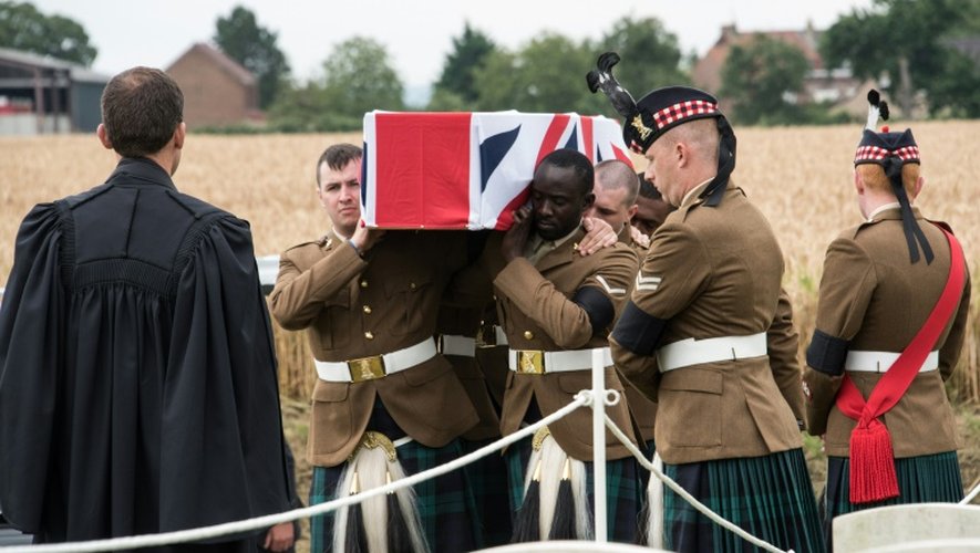 Des soldats écossais portent le cercueil de John Morrison à Cuinchy, le 27 juillet 2016
