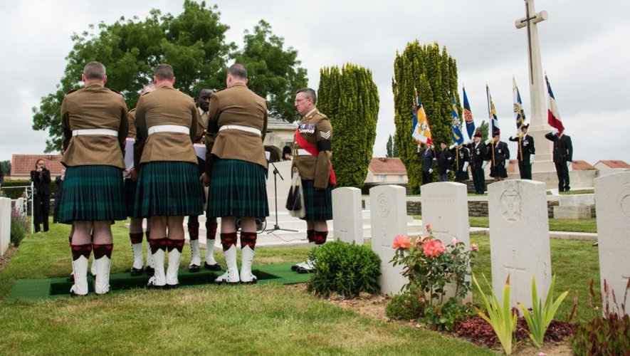Des soldats écossais rendent hommage au caporal John Morrison à Cuinchy, le 27 juillet 2016