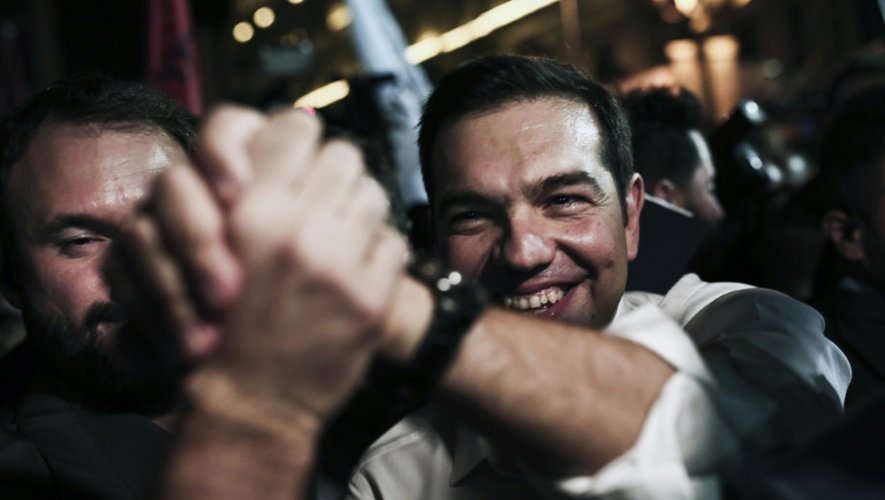 Le Premier ministre grec sortant Alexis Tsipras au milieu de ses partisans, à son arrivée au siège de Syriza le 20 septembre 2015 à Athènes