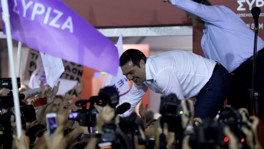 Le Premier ministre grec sortant Alexis Tsipras entoouré de ses particans, après sa victoire aux législatives le 20 septembre 2015 à Athènes