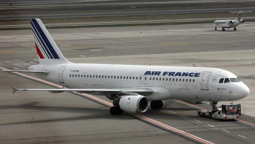 Le gouvernement français a recommandé à la compagnie Air France de suspendre "temporairement" sa desserte de la capitale du Sierra Leone