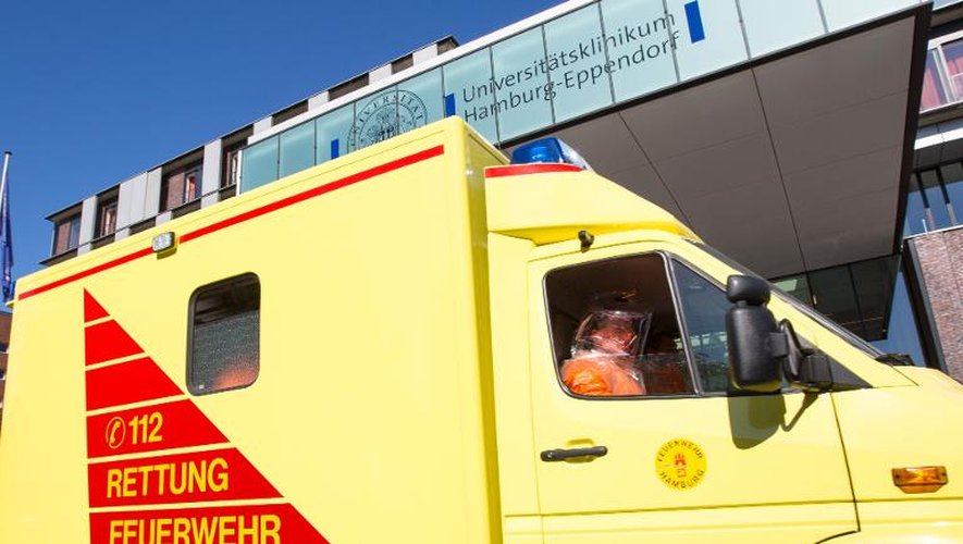 Une ambulance transporte le patient infecté par le virus Ebola arrive à l'hôpital universitaire de Hambourg-Eppendorf, le 27 août 2014