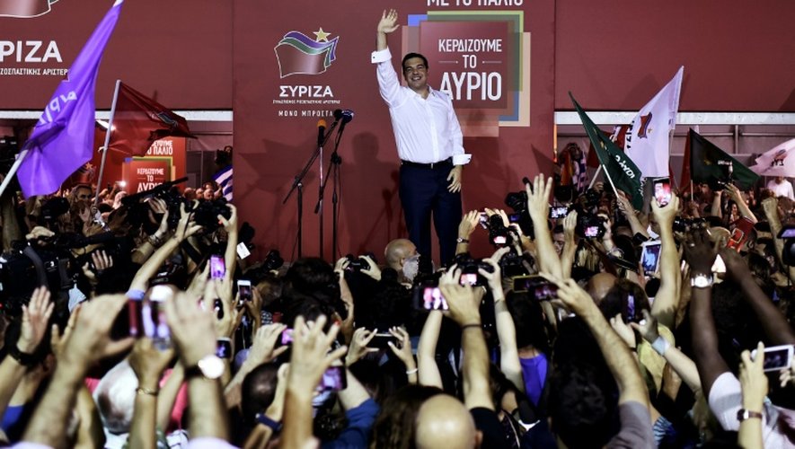 Le Premier ministre grec sortant Alexis Tsipras entouré de ses particans, après sa victoire aux législatives le 20 septembre 2015 à Athènes