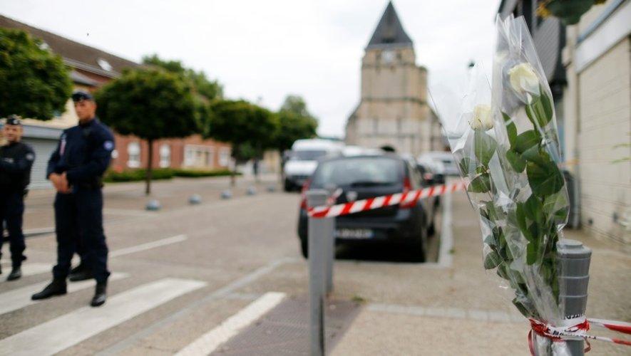Des fleurs ont été déposées devant l'église où le père Jacques Hamel a été égorgé, le 27 juillet 2016