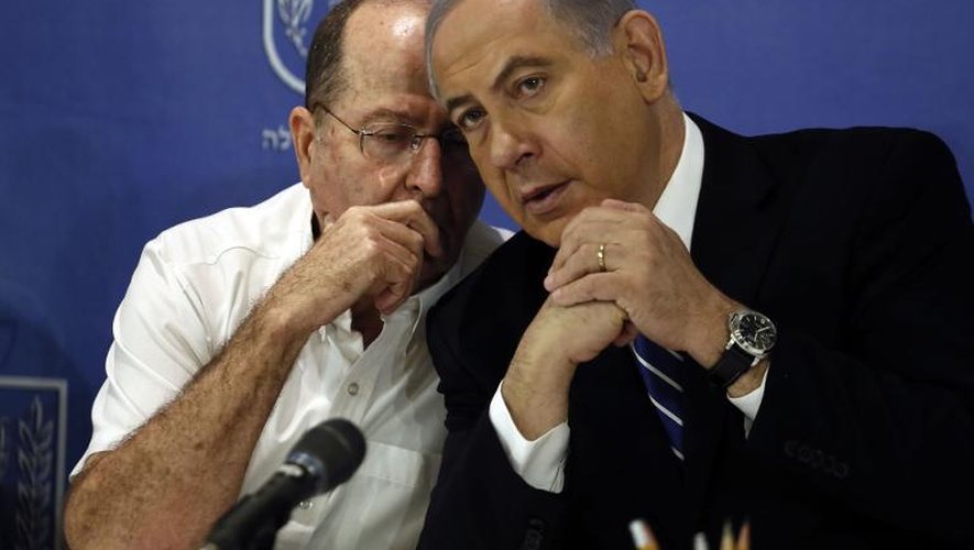 Le Premier ministre israélien Benjamin Netanyahu  et son ministre de la Défense  Moshe Yaalon (g) le 24 août 2014à Tel Aviv, en Israël
