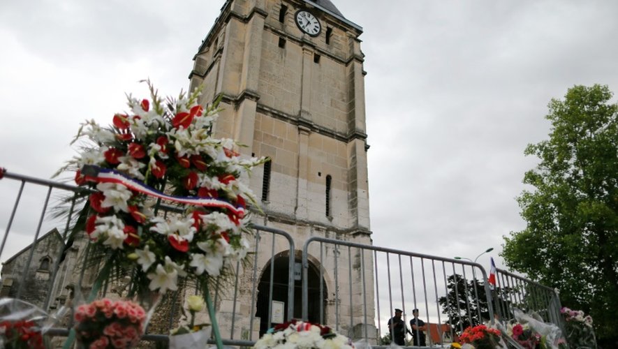 Des fleurs ont été déposées devant l'église où le père Jacques Hamel a été égorgé, le 27 juillet 2016