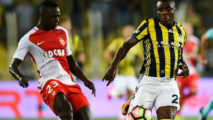 Emmanuel Emenike (d) de Fenerbahçe face à Benjamin Mendy (g) de Monaco, le 27 juillet 2016