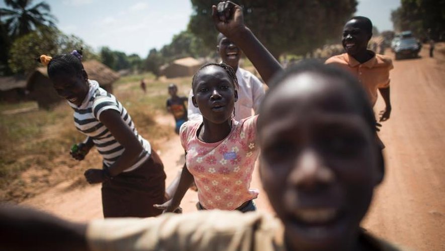 Des enfants courent à Bouar en Centrafrique pour accueillir l'armée française, le 7 décembre 2013