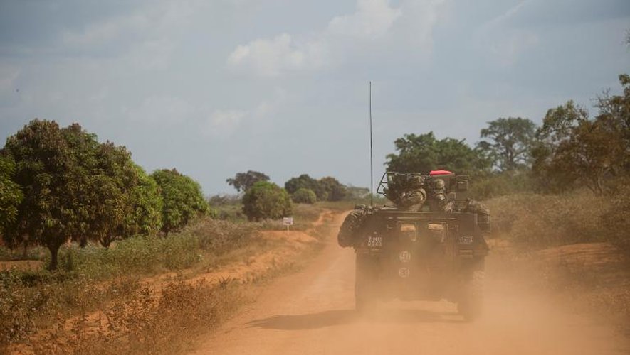 Des soldats français patrouillent sur une route à Baoro en Centrafrique, le 7 décembre 2013