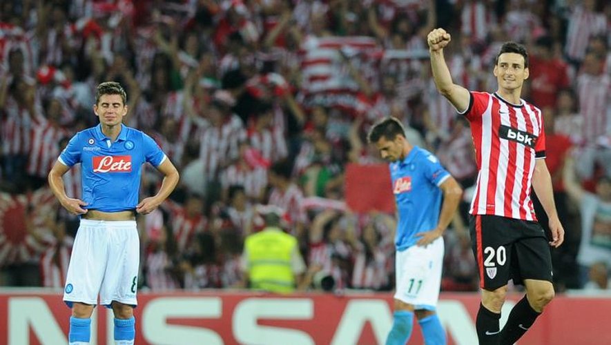 L'attaquant de l'Athletic Bilbao Aritz Aduriz célèbre son dexième but de la soirée, sous le regard des défenseurs de Naples, le 27 août 2014 à Bilbao.